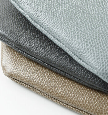 ポイントは、カジュアルに見えて素材は本物であること。コシのあるカーフレザーにエンボス加工が施され、安価なレザーでは表現できない二段染による風合いが目をひきます。