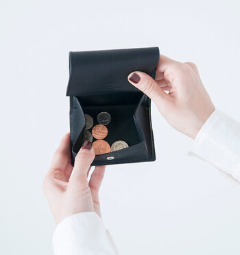 コインケースは大きく口が開き、しっかり中身が見分けられるボックスタイプ。お札入れ、カード入れなど、基本的な収納はじゅうぶん。