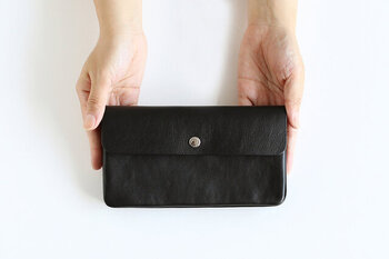 手に馴染む柔らかなイタリア製のレザーが使われた「STANDARD SUPPLY」のPALシリーズは、硬い革製品は最初がちょっと苦手な方も使いやすいアイテムです。柔らかいためファスナー付きのコインケースが広く開き、小銭をさっと見分けて取り出せます。両端の革の断面の処理や、スナップボタンに刻まれたロゴなど、細部まで丁寧な仕事が行き届いた長財布です。