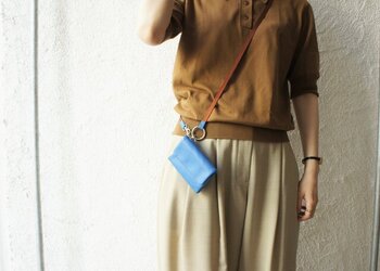 肩から掛けるとコーディネートのアクセントになります。お財布のカラーによってストラップの色も変わるので、色の組み合わせによる雰囲気の違いもチェックして選んでくださいね。