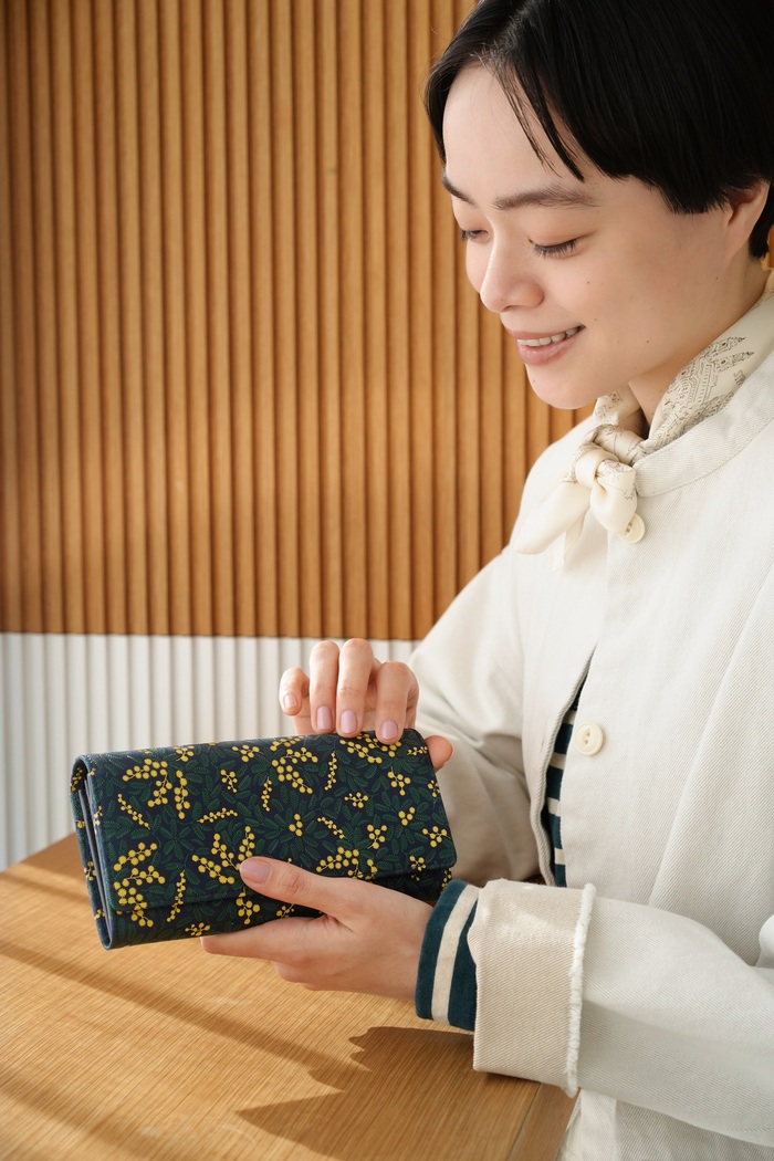 完売続出の「ミモザ」シリーズ！ お財布、バッグ…人気の革小物集