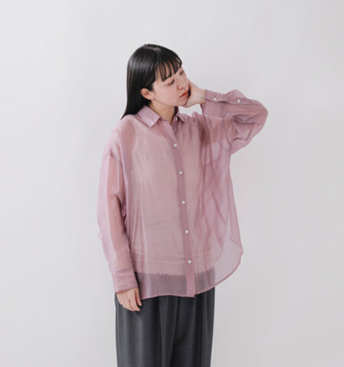 大人の「シアーシャツ」コーデ。トレンド感たっぷりの着こなしに  