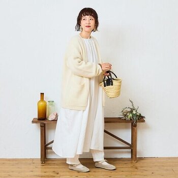 ふんわりしたシルエットが可愛らしい白ワンピースには、淡いトーンの羽織りを合わせて優しい印象に。写真のようなクリーム色のカーディガンでナチュラルに、黒やカーキのロングコートで大人っぽく着こなしても素敵です。