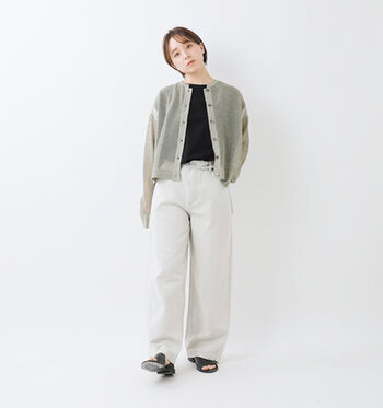 カジュアルなパンツスタイルに、ほのかなラメ感と透け感あるメッシュニットが大人っぽいカーディガンを重ねて。ゆったり身幅＆肌離れのよい素材で、見た目だけでなく着心地も涼やか。シンプルコーデのアクセントにいかが？

＃水洗い可能、手洗い推奨