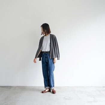 さらっと羽織ってサマになる、シンプルだけど洗練されているコットンカーディガン。無地の白Tシャツ×ジーンズといった気取りないスタイルによく似合います。杢調のカラーは合わせる色を選ばず、気軽にコーデを組めるのも魅力です。

＃水洗い可能、洗濯機可