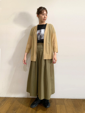黒のプリントTシャツ×カーキのスカートに涼しげな抜け感を添えるベージュカーディガン。シアー感が着こなしに奥行きをもたらします。盛夏はもちろん、秋の足音が聞こえる晩夏にも似合うスタイル。

＃水洗い可能、手洗い推奨