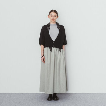 軽やかな抜け感を演出するカシュクール風デザインの五分袖カーディガン。深めに切り込んだVネックが大人っぽく、クールな表情。シンプルなワンピースの上に羽織るのもおすすめです。ちょっとアクセントが欲しいときは、スカーフを組み合わせて襟元を華やかに飾ってみて。

＃水洗い可能、手洗い推奨