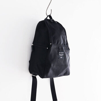北欧ブランドの定番リュックといえば、「marimekko（マリメッコ）」の“Roadie”シリーズ。"Metro"は小柄な女性もバランスよく持てるスリムなサイズ感で、"Buddy"はそれよりひと回り大きいつくりです。容量は少し小さめですが、A4サイズのものが縦に入り、マチも大きく取られているので、見た目より収納力があります。メイン収納部はダブルジップで大きく開くので、中を見渡しやすく荷物の出し入れもスムーズ。子どもの活動範囲が広くなってきた頃におすすめです。