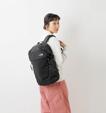 「THE NORTH FACE（ザ ノースフェイス）」らしい、都会的な表情のデイパック。容量は22Lありますが、耐久性に優れたリップストップナイロン素材を使用しているので軽量。フロントにはストレッチポケット、サイドに大きめボトルもすっぽり入る深めのポケットを装備。子どもの脱いだ上着や雨具をサッとポケットに入れたり、臨機応変に対応できます。取り外し可能なPCスリーブが付いているので、お仕事バッグとしても利用価値大！
