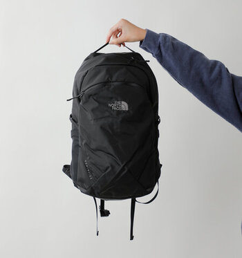 こちらも「THE NORTH FACE（ザ ノースフェイス）」から、汎用性の高い22Lサイズの"Gemini22"。フロントポケット、両サイドのメッシュポケットと収納力は十分ですが、シンプルデザインですっきり見えます。クッション付きのショルダーベルトが肩の負担を軽減。グラブハンドルがついているので、手持ちも安定感があります。