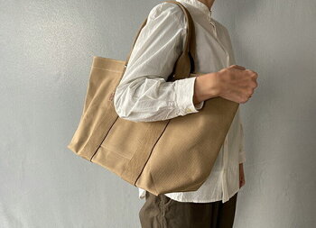 バッグが自立するほどのハリと強度をもつ「松野屋」の人気商品、ヘビーキャンバストート。岡山の帆布を東京の職人が丁寧に縫い上げた、端正な仕上がりです。荷物が多くなりがちなママでも安心できるのはLサイズ。ぽんぽん荷物を入れられて、取り出しもスムーズ。パパとも共有しやすいナチュラルなカラー展開も魅力です。