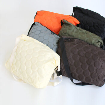 日本製にこだわり、繊細かつクオリティの高いバッグを展開する「BAG'n'NOUN（バッグンナウン）」。こちらのショルダーバッグは立体的なドット柄が特別感あるデザイン。ナイロン製ですが、生地の風合いと柄の効果で柔らかな印象。同シリーズはほかに、ややコンパクトでマチが大きめのMサイズ、サブバッグに便利なSサイズも展開しています。ショルダー紐は簡単に長さ調節が可能。赤ちゃんをお世話しながら臨機応変に対応できます。