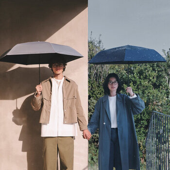 ユニセックスなデザインの傘をお探しならこちら。大きめサイズなので、本降りの雨の日にも活躍します。傘の裏側にブラックを使うことで紫外線を吸収し、光が乱反射するのを防ぎます。紫外線遮蔽率と遮光率はどちらも99%以上という本格派。「絶対に焼きたくない」という方におすすめです。

■重量 約200ｇ　■遮光率・紫外線遮蔽率  99%以上