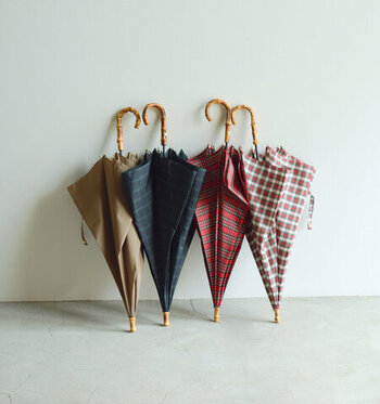 「Traditional Weatherwear」より、ブランドを代表するバンブーハンドルの長傘の軽量バージョン「UMBRELLA BAMBOO LITE」が仲間入り。クラシカルな表情はそのままに、重量を約80ｇ軽量化しました。いつもの荷物に加えても、軽くて負担になりにくいから、デイリーに使いやすいですよ。

■重量 約295g 　■UVカット加工済み