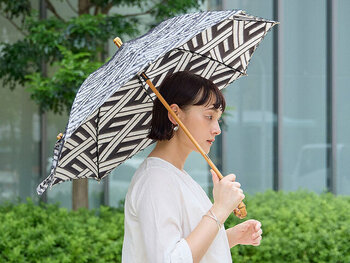 立体的に表現された菱模様の生地は表面からだけでなく、開いたときに内側からもきれいに見えるようにこだわって織られています。石突や留めボタン、ハンドルには竹を使い、中棒には木目の綺麗な樫の木を使用。コーディネートのポイントになるアイテムです。

■サイズ 傘をたたんだとき：長さ65cm　■紫外線遮蔽率 95％