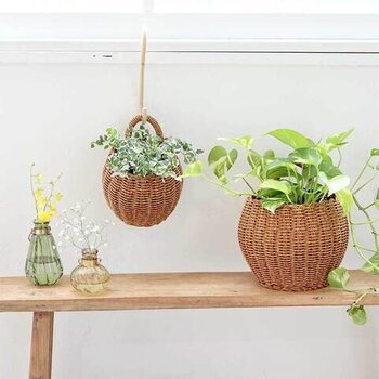 見た目と機能性にこだわった手編みのバスケット。水洗いができるので、植物の土で汚れてしまっても大丈夫◎。天然素材のような風合いで、ナチュラルな雰囲気のお部屋にぴったりです。
