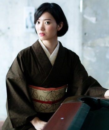 「地味かな？」と思ってしまう茶色のお着物。
淡色の半襟と帯の柄で遊んでみてください。
帯留めの赤で明るさを足して若さを出します。