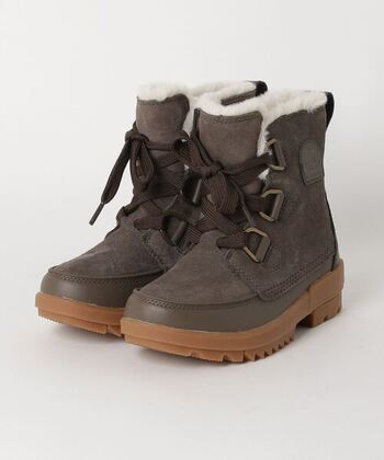 ウィンターシューズの定番といえば、カナダ発のシューズブランド「SOREL（ソレル）」。厳しい冬から足を守る暖かさ、履き心地、そしてバランスのとれた普遍的なデザインの魅力が、日本でも愛されています。

ティボリIVは、アウトドアからタウンまで幅広く活躍するウィンターブーツ。アッパーのスウェードは防水加工されており、雪や雨のシーンでも快適。バランスのいいショート丈は、どんなスタイリングにも合わせやすいデザインです。