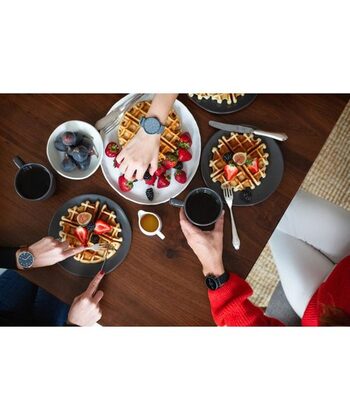 大き目の文字盤だから、男性が着けてもOKです。色違いで着けるとさりげないペアルックで素敵ですね。