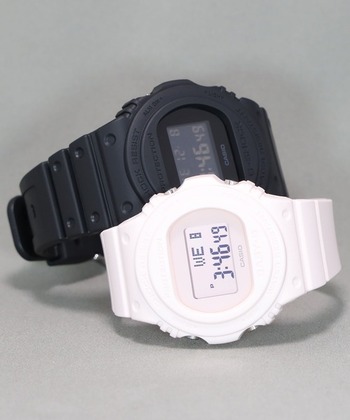 G-SHOCKの「DW-5750E-1BJF」とBABY-Gの「BGD-570-4JF」がペアモデル専用パッケージに入った、カップルへのプレゼントに最適なセット。プロテクターを装備したフォルムデザインは、スポーティでアクティブな印象です。