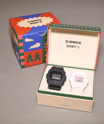 スペシャルデザインBOX入りのバージョン。時計は2本とも上でご紹介したものと同じですが、カラフルでポップなデザインの箱に入っています。結婚祝いにプレゼントしても喜ばれるかも。