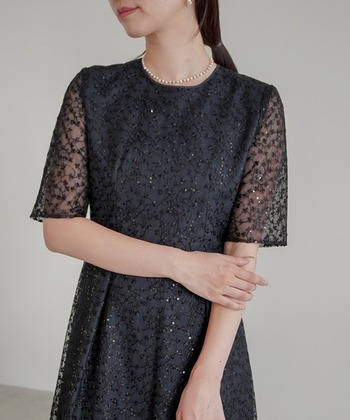 【大人の女性の結婚式服装マナー】季節別ポイントや二次会コーデも