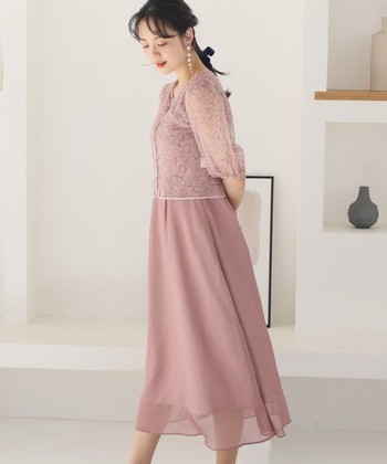 【大人の女性の結婚式服装マナー】季節別ポイントや二次会コーデも
