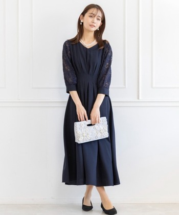 【大人の女性の結婚式服装マナー】季節別ポイントや二次会コーデも