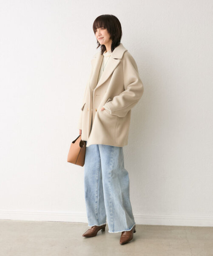 ホワイトデニムPコート 大人の着回しに大活躍。トレンドをおさえたピーコートコーデ術 | キナリノ