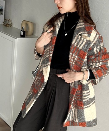 こちらは大きめシルエットのチェック柄ボアコート。落ち着いたモノトーンのオフィスファッションに大胆なデザインを重ねれば、通勤時のおしゃれが楽しめて気分も上がります。
サイズ感と視覚効果によってお腹周りやお尻を目立ちにくくしてくれるので、体型カバーアイテムとしても優秀です。