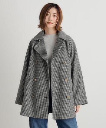 リラックススタイルに端正なチェック×ゴールドボタンのピーコートをさらりと重ねてヨーロッパ風のモダンコーデに。二列のボタンが悪目立ちせず華やかさなアクセントとなり、ほどよくリッチな佇まい。このようなデザインのコートは、今年流行りのバルーンスカートのような個性的なボトムスにも合わせられます。