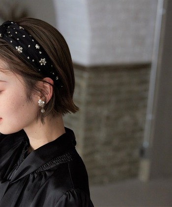 ショートボブは、毛先とヘアアクセでアレンジを楽しみましょう。ヘアアイロンを使って毛先を外ハネにして、カチューシャをON！ラメをあしらったチュール素材がドレスにぴったりです。
