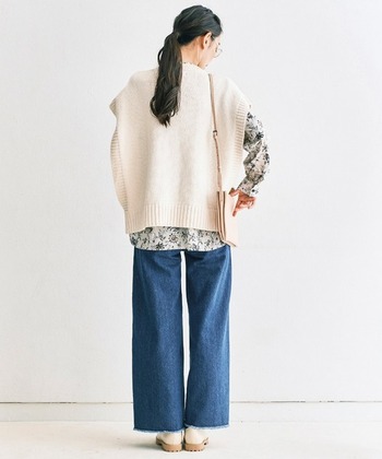白無地のニットベスト×デニムパンツのカジュアルコーデ。インナーに柄シャツを重ね着することで新鮮な印象に。季節の変わり目におすすめのスタイリングです。

＃レイヤード