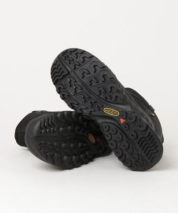 耐摩耗性とグリップ性に優れたノンマーキング仕様の「KEEN.ALL-TERRAIN.ラバーアウトソール」。全方向対応型のラグパターンで防滑性も◎。