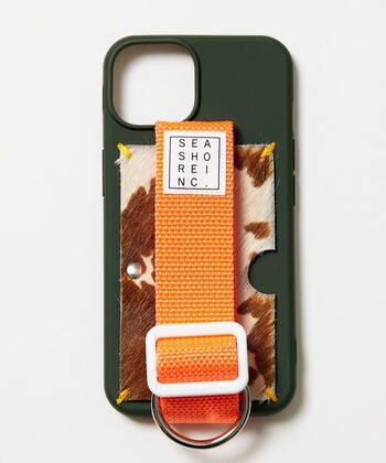 ラバー、レザー、ナイロンテープの3つの異素材を掛け合わせた手作りのiPhone専用ケース。「定番とはちょっと違う個性的なケースを探している」という、おしゃれ上級者さんにおすすめのアイテムです。カラーや模様が多彩に揃っているので、1つずつデザインを見比べてみて。