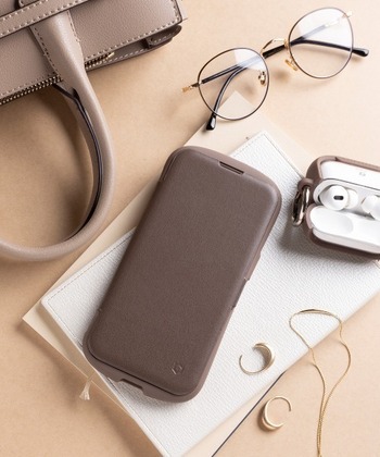 「iFace（アイフェイス）」の手帳型タイプは、スマホ全体がシームレスに収まるラウンド形状。大人の女性らしい落ち着きを表すような、まろやかな立体感が特徴です。カード収納ポケットやストラップホールを備え、頼りになる存在。