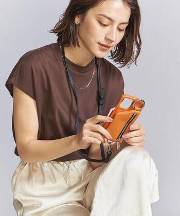インパクトのあるデザインで人気に火がついた「AJEW（エジュー）」のiPhoneケース。存在感のあるシルバーのリングとファスナーポケットが、このブランドのシンボルです。カラーバリエーションもストラップのデザインも豊富に展開されているので、組み合わせを楽しんで。