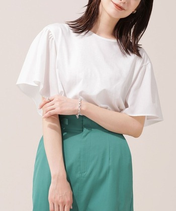 袖にフリルやレースをあしらった「袖コンTシャツ」は、一枚でおしゃれ感が出せるトレンドアイテムです。シンプルなボトムスと組み合わせて、すっきり着こなすのがポイント。
