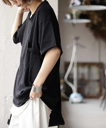 今風コーデを作るなら、「ビッグシルエット」がおすすめ。ゆるっとした雰囲気がこなれ感を演出してくれます。少しだけ裾をタックインすると◎
