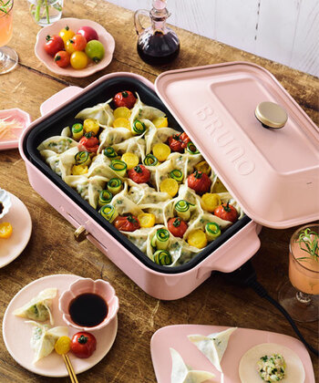 少し発想を広げると、おしゃれでおいしいさまざまな料理に使えるホットプレート。一度に作れてラクチンで、これひとつで調理OKの手軽さも魅力です。