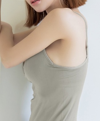 カップ付きインナーならトップスへの影響を抑えられます。色は肌に近いベージュやライトグレーがおすすめです。
