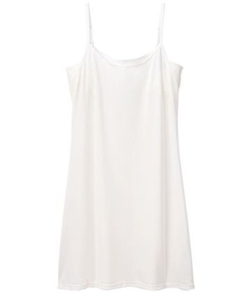 ワンピース状のペチコートなら、下半身の透けも1枚で防止できます。下着のラインを隠して、白ワンピも安心して着こなしたいですね♪