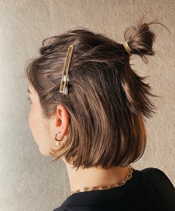 毛束を輪っかにしたドーナツ風アレンジで、ハーフアップスタイルに遊び心を。お気に入りのヘアピンをアクセントに加えましょう。