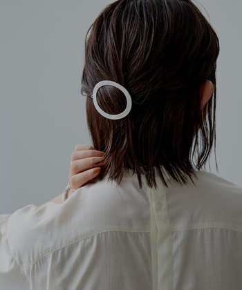 ボブのハーフアップをねじって、丸ヘアピンで留めたアレンジ。髪を巻いていなくても、ねじりの流れと丸いフォルムで後ろ姿をエレガントに見せてくれます。
