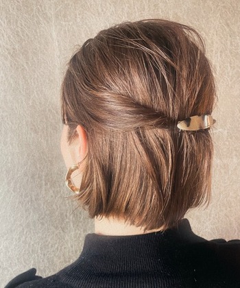 ハーフアップの両端をねじってヘアコームで留めたスタイル。右寄せにしてアレンジするのもおしゃれ。ヘアゴムよりも浮きにくくしっかりと留まります。