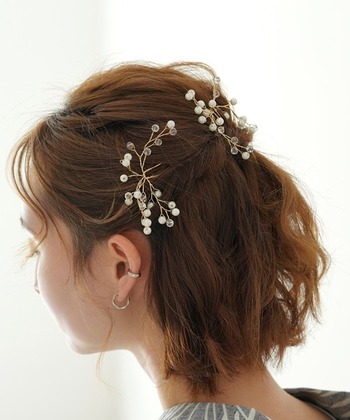 シンプルなハーフアップスタイルに、ボタニカルモチーフのヘアアクサセリーをON。ワイヤーなので曲げ伸ばしも自在で、先端に付いたパール＆クリアビーズがさり気なく華やかさを添えてくれます。
