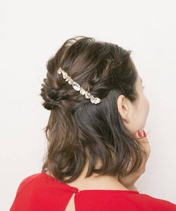 サイドの髪を三つ編みにしてクロスすると素敵なお呼ばれアレンジに。キラキラのヘアアクセサリーをつけて、華やかな印象をプラスしています。