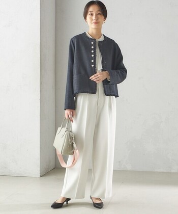 ツイードジャケットをパール風ボタンでより大人っぽく仕上げて。実はこのボタンは飾りとしてつけられたダミー。前はホックで留める仕様でボタンホールがなく、前を開けて着てもすっきりとした印象です。インナーからワイドパンツは白でそろえ、ネイビーのジャケットでコントラストを効かせた、スマートなスタイル。