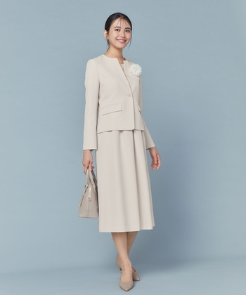 適度なコシとドレープ感が特徴のダブルクロスのワンピースを主役に。良質な生地ならではの説得力があります。アクセサリーは同系色のコサージュを合わせてつつましく。バッグと靴の色も全体の印象を品よく仕上げています。