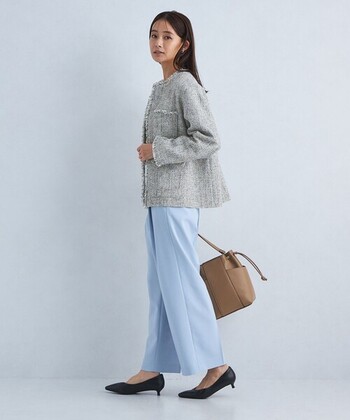いろいろな色で構成されているミックスツイード風のジャケットは、ボトムスの色を冒険できるのがうれしい。一着あるとセレモニーはもちろん、カジュアルな着こなしでも楽しめます。サックスブルーのボトムスが春らしく、さっそうとした表情です。